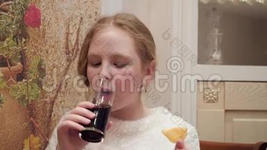 图为在快餐聚会上吃薯条喝可乐的少女。小女孩吃脆薯条和可乐